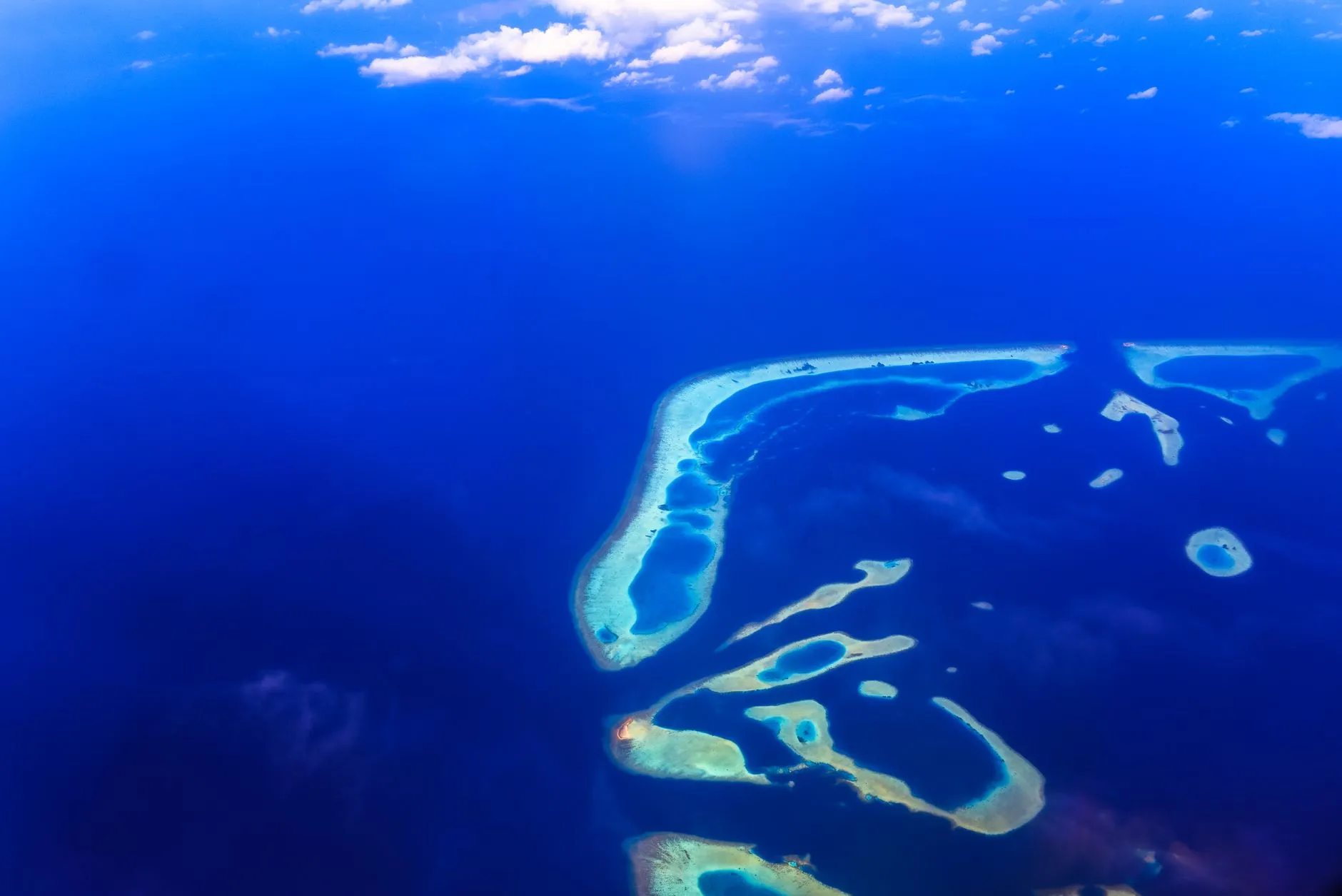 断桥铝平开窗与推拉窗的性能对比及适用场景