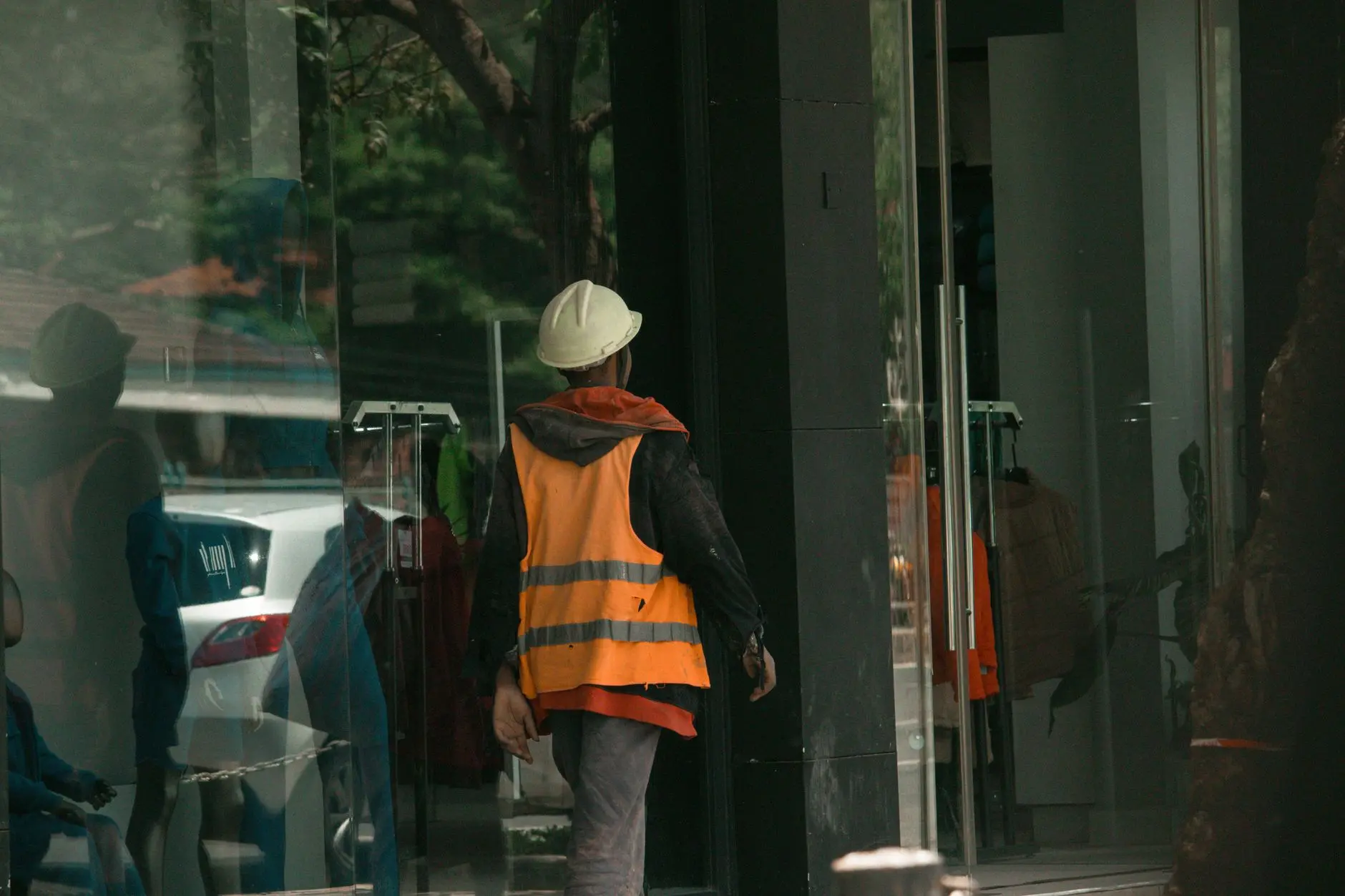 铝合金推拉窗与平开窗产品性能对比及选型建议