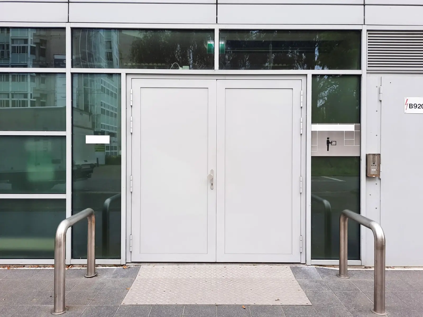 铝合金门窗定制方案：家庭与商业建筑中推拉窗和平开窗的节能设计