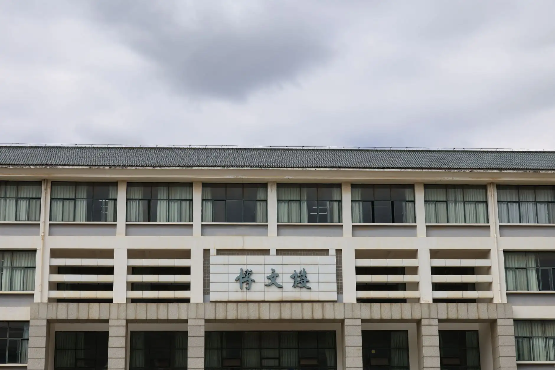 铝合金门窗与断桥铝门窗对比：推拉窗与平开窗的选型要点解析