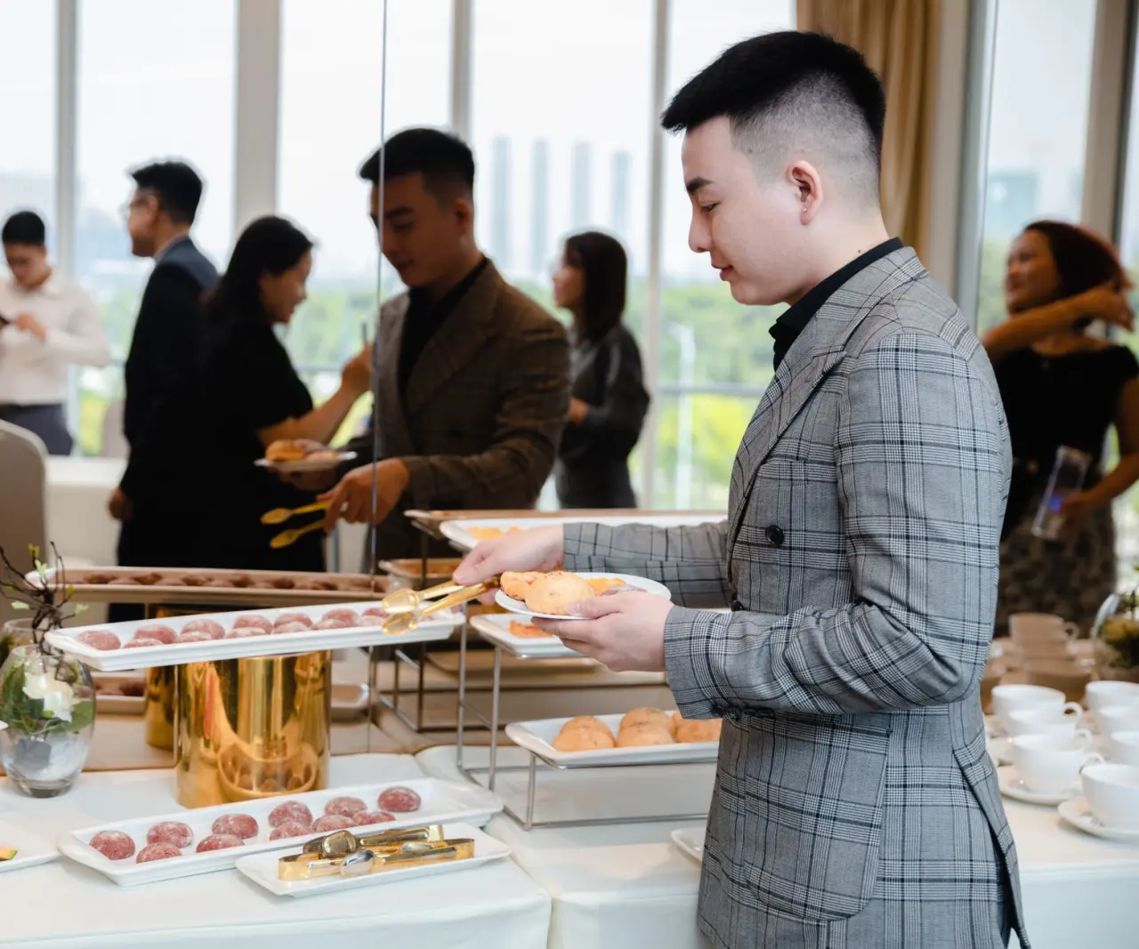 推拉窗与平开窗怎么选？铝合金门窗定制方案对比与适用场景分析