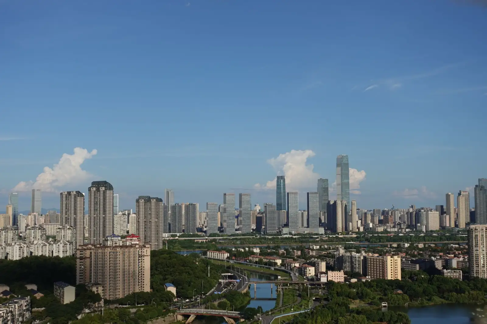 推拉窗与平开窗在住宅项目中的选型对比及适用场景