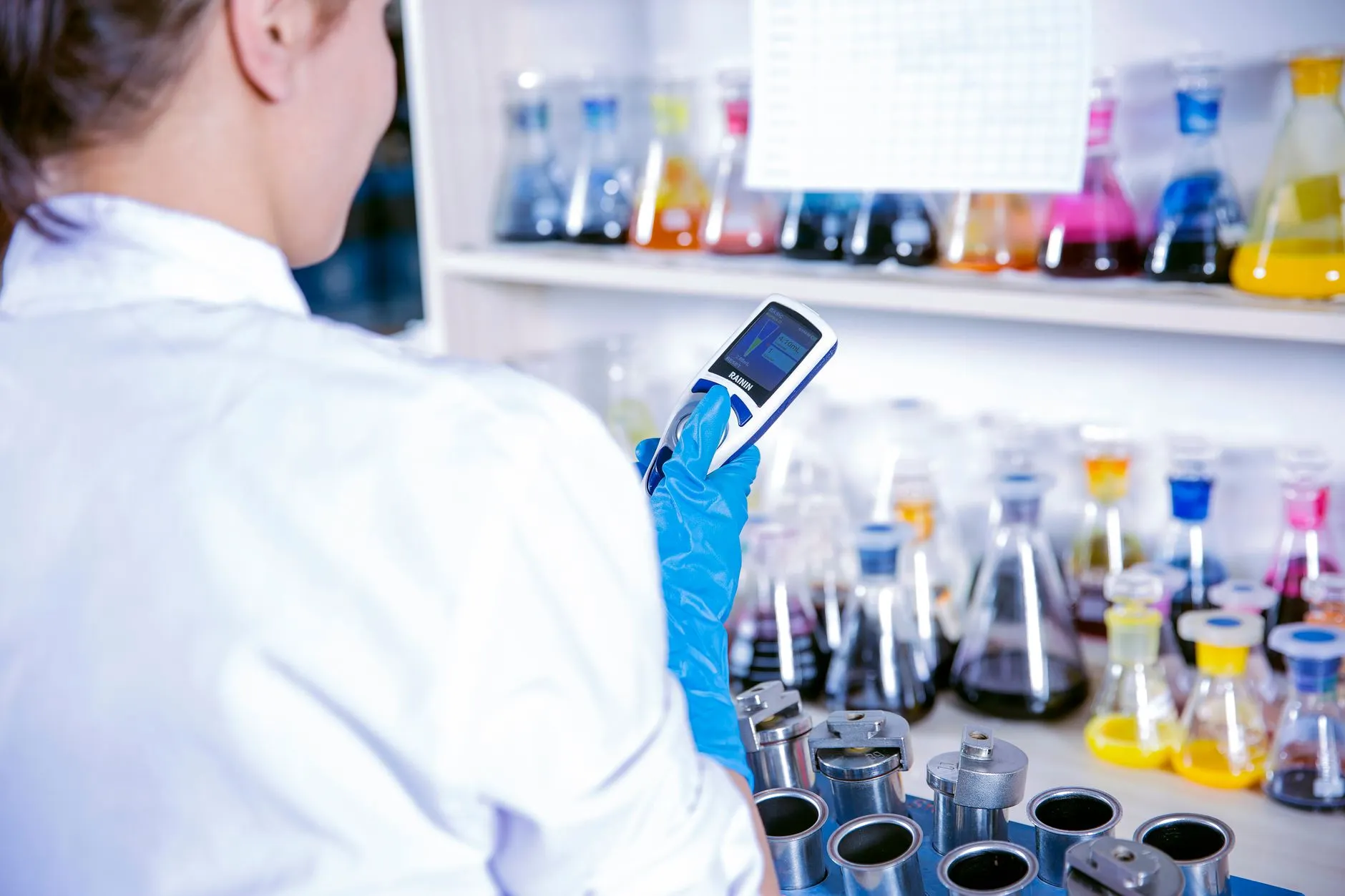 铝合金推拉窗与平开窗在住宅及商业建筑中的适用场景对比